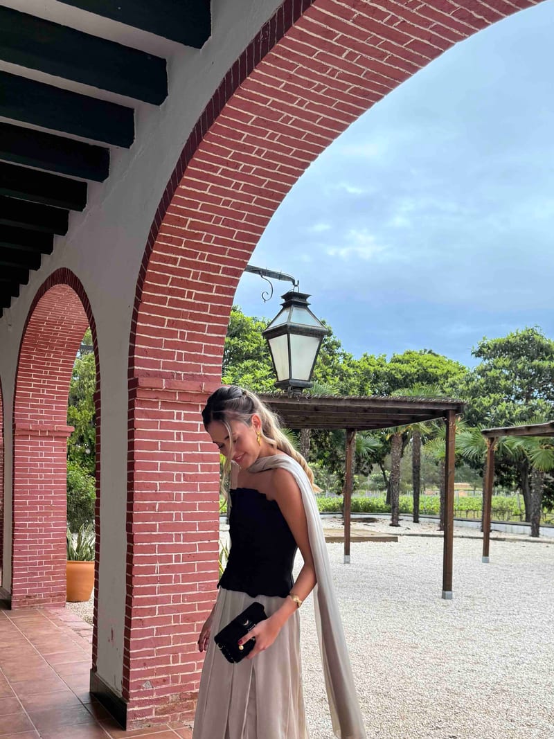 Alquilar Conjunto top negro y falda beige de Bimani - vestido de invitada para bodas, comunión, bautizo o graduación en Jointy