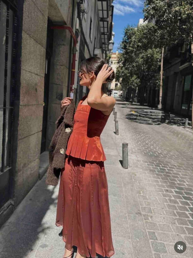 Alquilar Conjunto terracota de top péplum y falda larga de Bimani - vestido de invitada para bodas, comunión, bautizo o graduación en Jointy