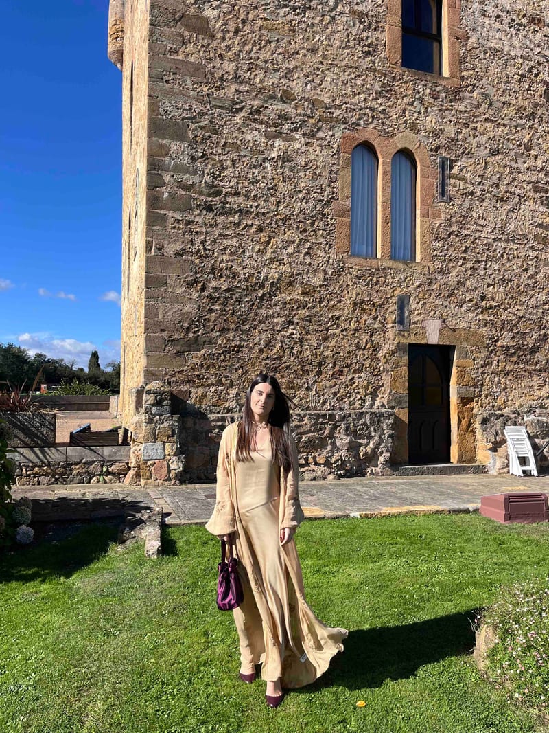 Alquilar Vestido largo dorado satinado de tirantes finos de Bimani - vestido de invitada para bodas, comunión, bautizo o graduación en Jointy