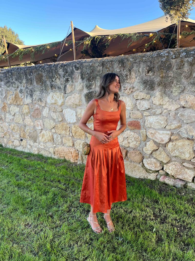 Alquilar Vestido midi naranja teja con falda de tablas de Bimani - vestido de invitada para bodas, comunión, bautizo o graduación en Jointy