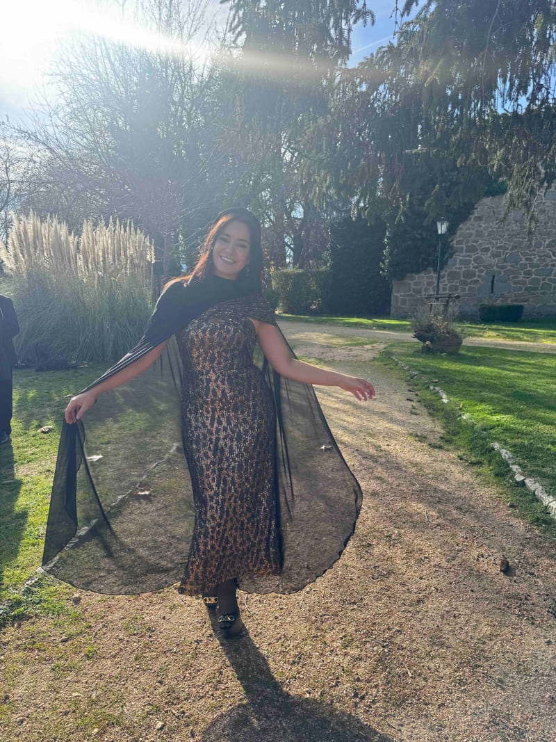 Alquilar Vestido midi de lentejuelas dorado y negro de Bimani - vestido de invitada para bodas, comunión, bautizo o graduación en Jointy