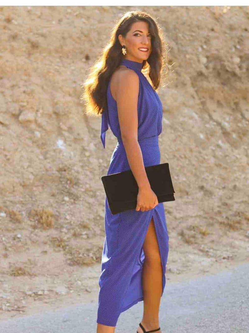 Alquilar Conjunto azul de lunares con top halter y falda de Cardié - vestido de invitada para bodas, comunión, bautizo o graduación en Jointy
