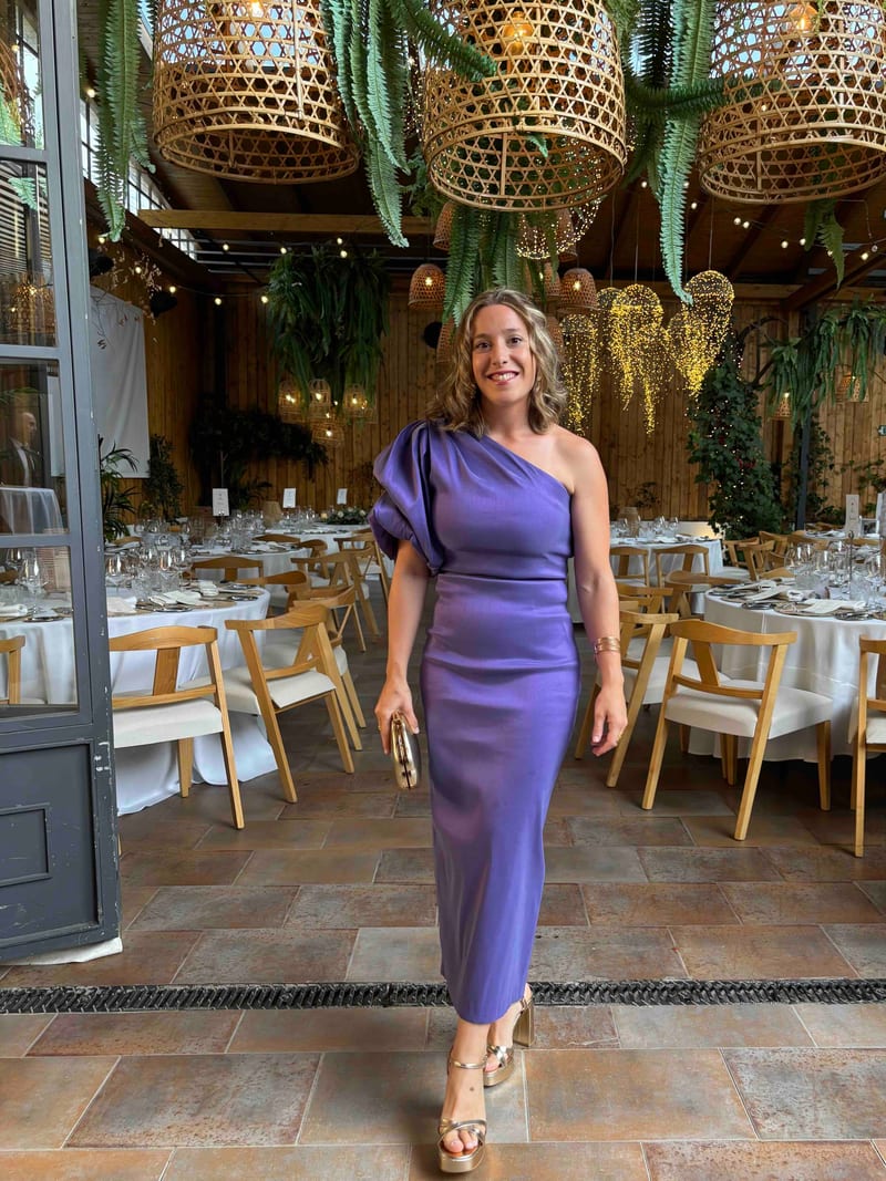 Alquilar Vestido midi morado de un hombro con manga abullonada de Cardié - vestido de invitada para bodas, comunión, bautizo o graduación en Jointy