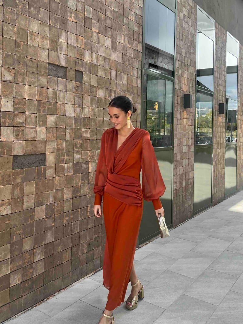 Alquilar Vestido midi teja con manga de gasa abullonada de Cardié - vestido de invitada para bodas, comunión, bautizo o graduación en Jointy