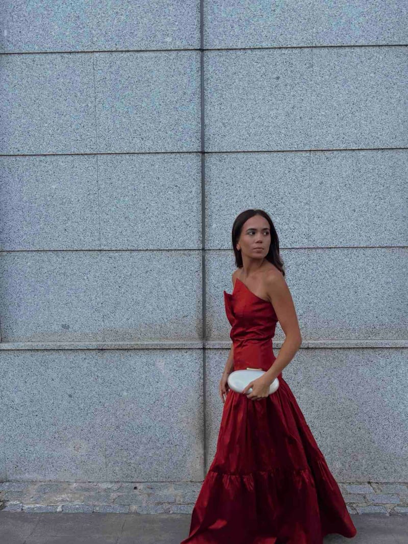 Alquilar Vestido largo rojo con falda de volantes y choker de Cardié - vestido de invitada para bodas, comunión, bautizo o graduación en Jointy
