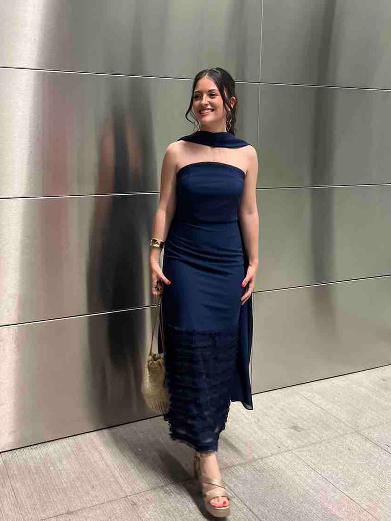 Alquilar Vestido midi azul marino palabra de honor con bajo de volantes de Cardié - vestido de invitada para bodas, comunión, bautizo o graduación en Jointy