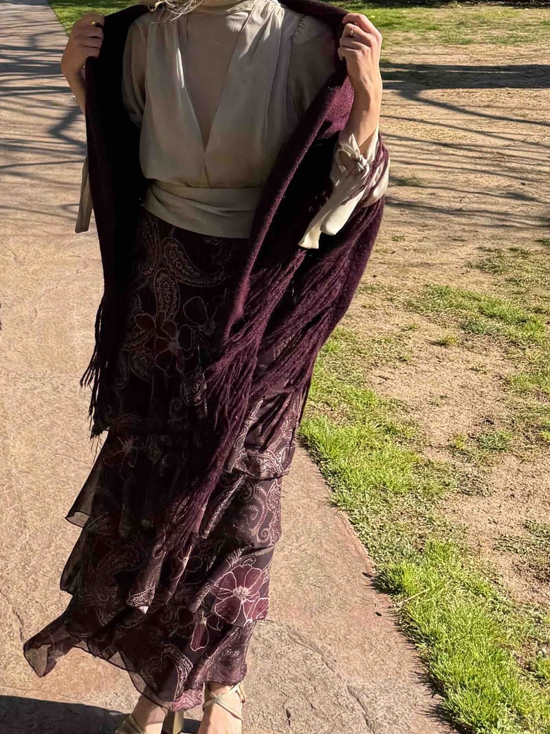 Conjunto Baymo de blusa perla y falda granate de volantes con chal de lana ciruela
