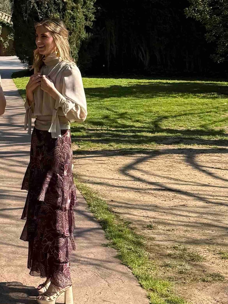 Alquilar Conjunto de blusa perla y falda granate de Baymo - vestido de invitada para boda en Jointy