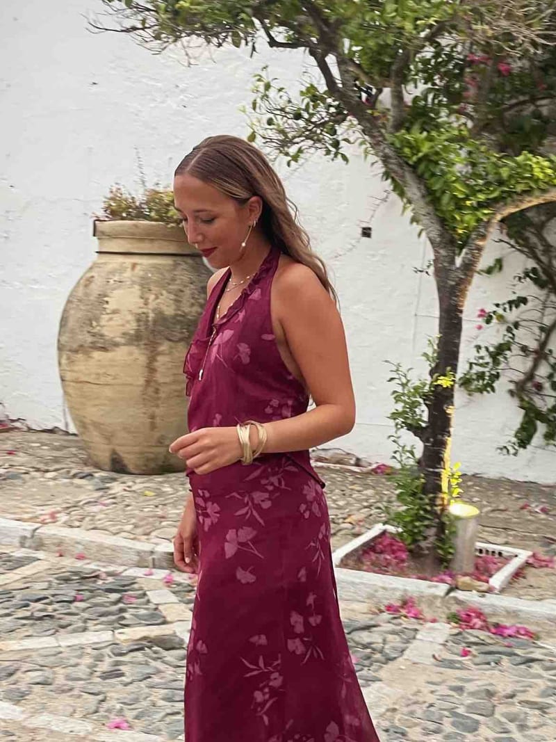 Alquilar Conjunto burdeos con flores y top halter de Baymo - vestido de invitada para boda en Jointy