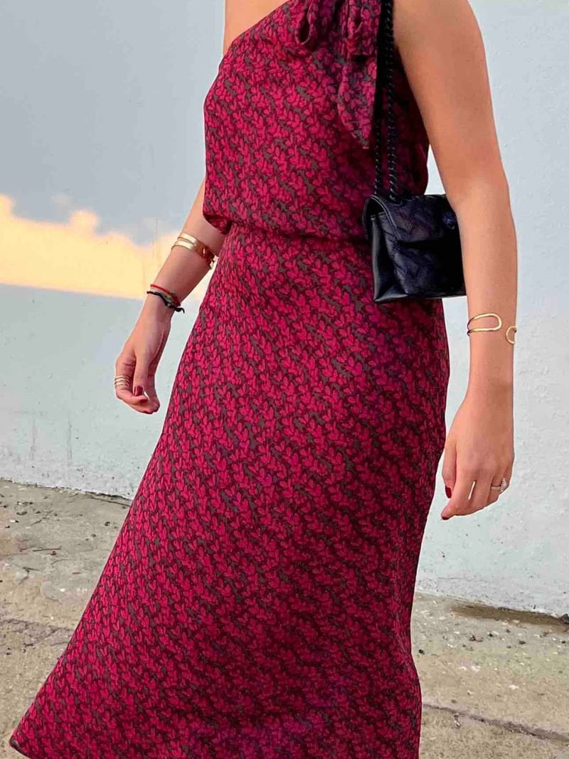 Conjunto Baymo frambuesa de un hombro con falda midi y bolso negro de cadena