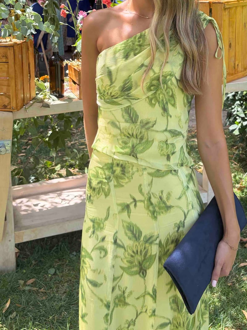 Conjunto Baymo verde lima de un hombro con clutch azul marino en una boda de día