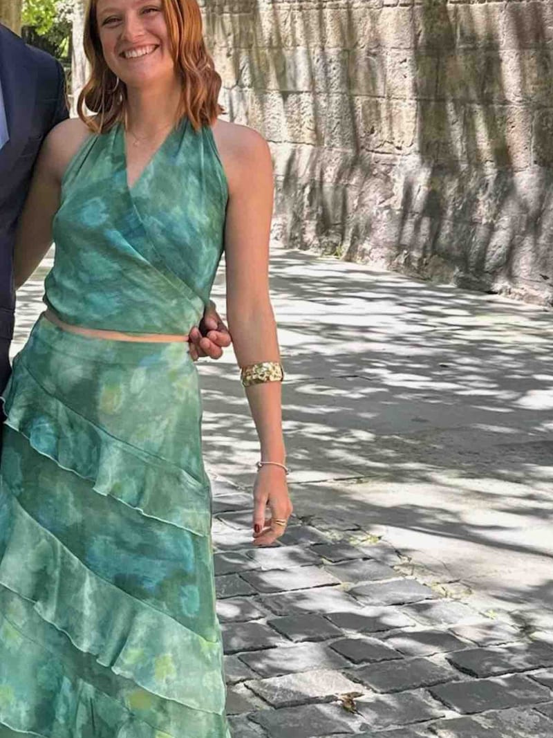 Alquilar Conjunto verde con top al cuello de Baymo - vestido de invitada para boda en Jointy