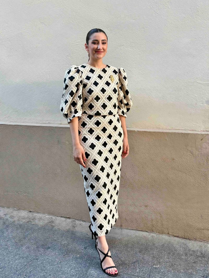 Alquilar Conjunto de crochet crudo y negro con manga abullonada de Coosy — vestido de invitada para bodas, comunión, bautizo o graduación en Jointy