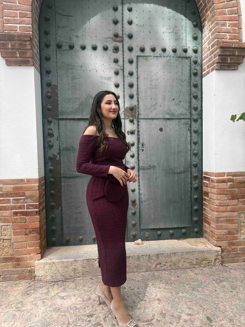 Alquilar Vestido midi burdeos de tweed con nudo en la cintura de Coosy en Jointy
