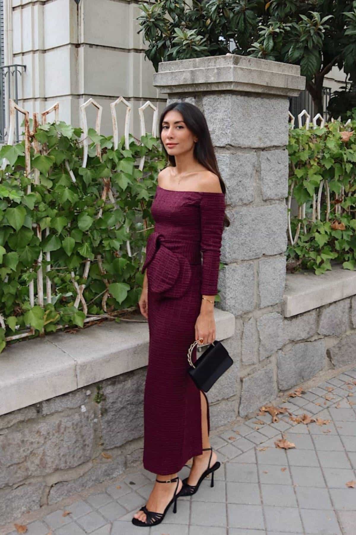 Modelo luciendo vestido de invitada de Coosy para alquilar en Jointy