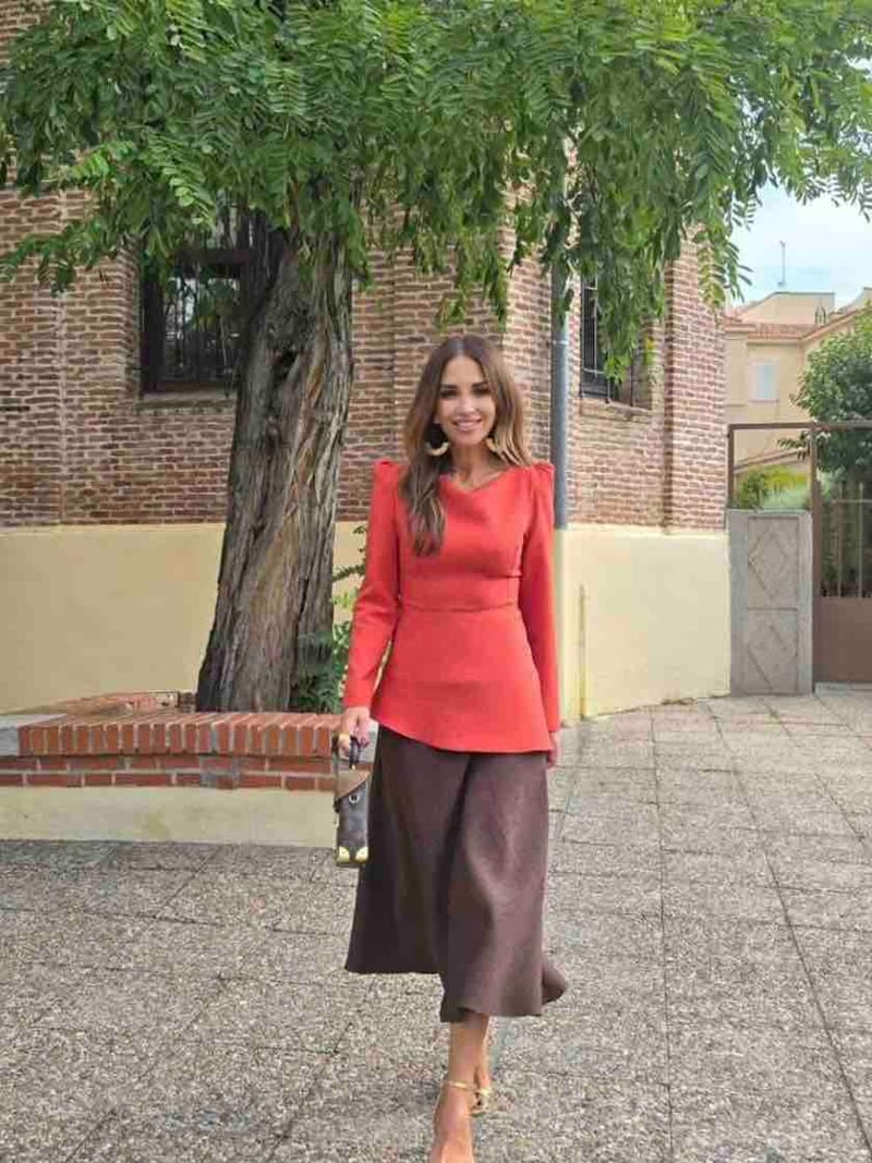 Alquilar Conjunto top teja y falda midi marrón de Coosy — vestido de invitada para bodas, comunión, bautizo o graduación en Jointy
