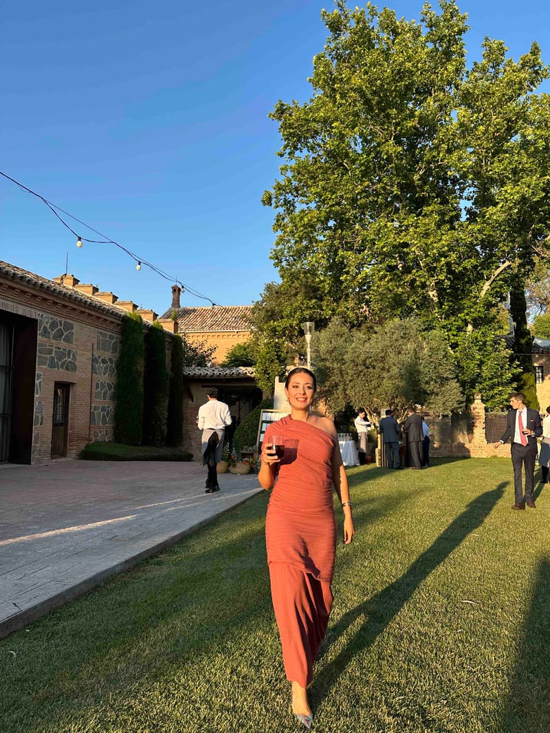 Alquilar Vestido largo teja drapeado de un hombro de Coosy — vestido de invitada para bodas, comunión, bautizo o graduación en Jointy