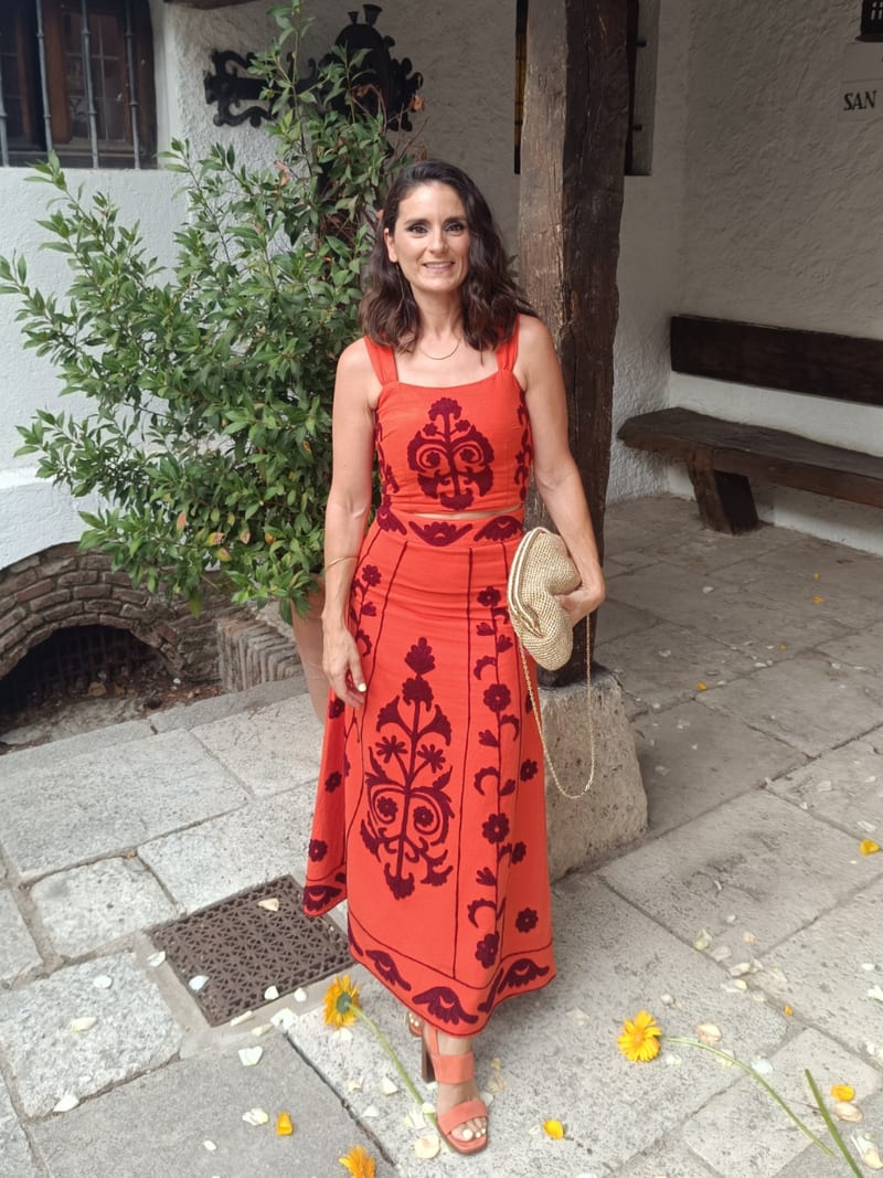 Alquilar Conjunto naranja rojizo de top y falda con bordados de Coosy en Jointy