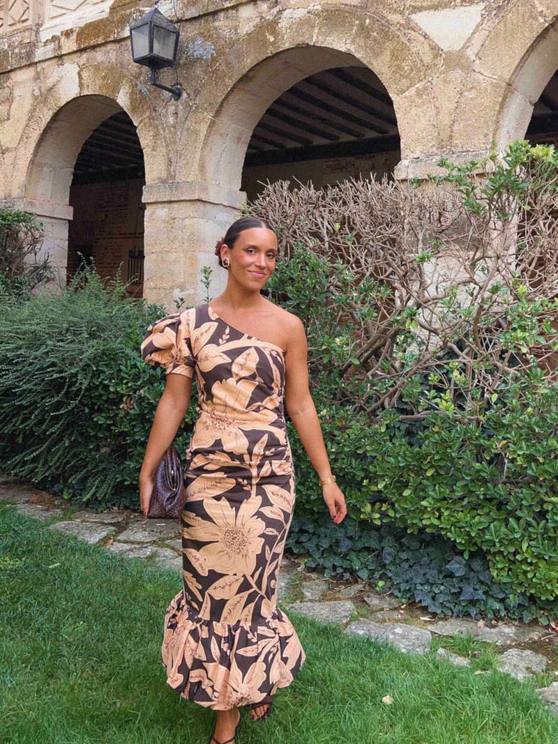 Alquilar Vestido largo floral marrón de un hombro de Coosy en Jointy