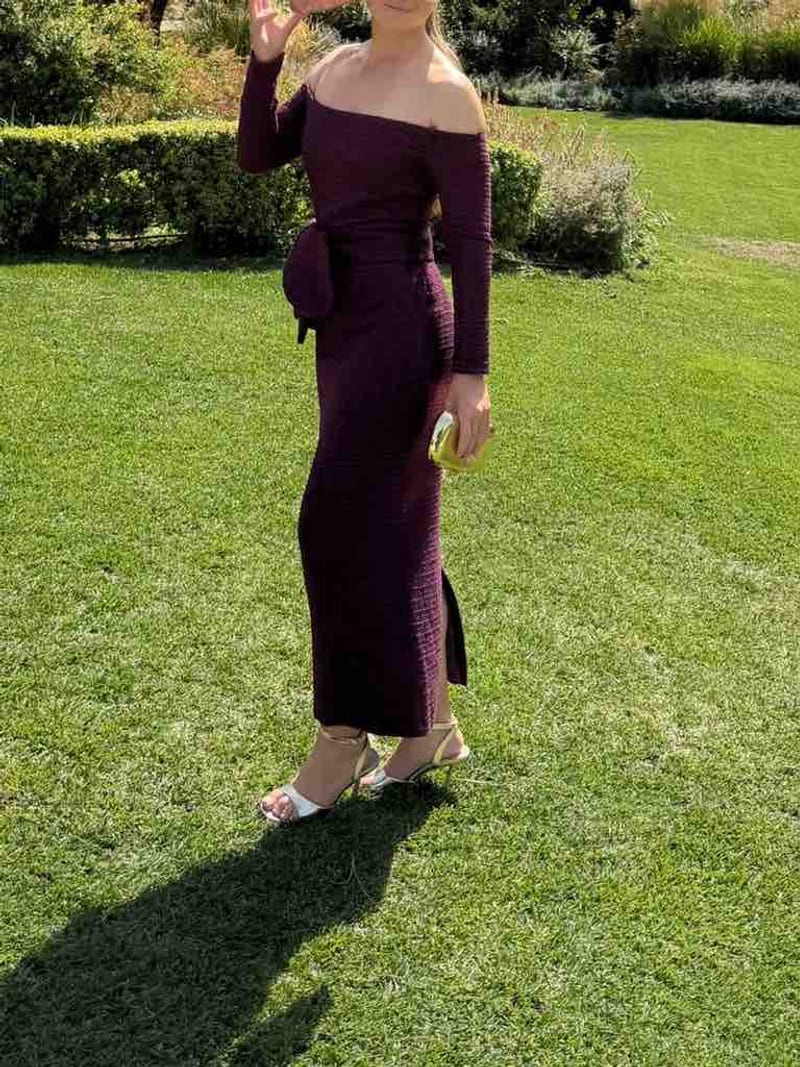 Alquilar Vestido midi burdeos con lazo en la cintura de Coosy — vestido de invitada para bodas, comunión, bautizo o graduación en Jointy