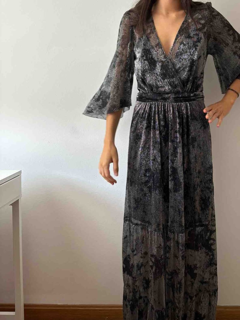Vestido largo negro con hilo plateado y manga de campana - vestido de invitada para fiesta en Jointy