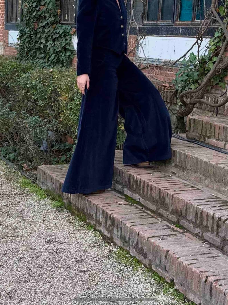 Traje azul marino de terciopelo con pantalón palazzo - vestido de invitada para fiesta en Jointy