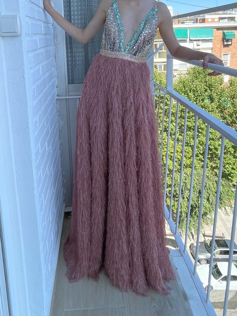 Vestido largo con cuerpo de lentejuelas y falda de plumas - vestido de invitada para fiesta en Jointy