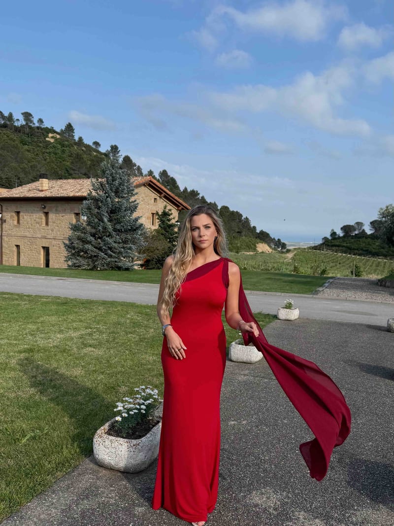 Alquilar Vestido largo rojo de un hombro con gasa de Miphai, talla S, en Jointy