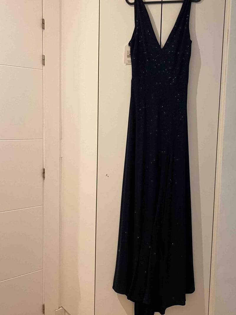 Alquilar Vestido largo azul oscuro con brillo fino y cola de Veneno en la piel, talla L, en Jointy