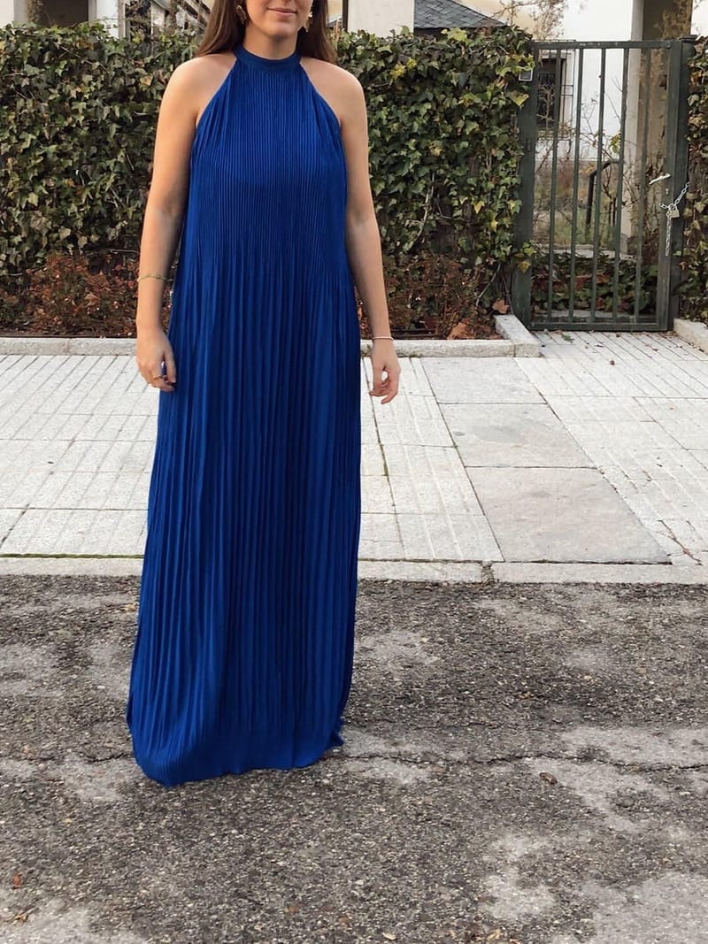 Alquilar Vestido largo plisado azul con cuello halter de Bimani, talla S, en Jointy