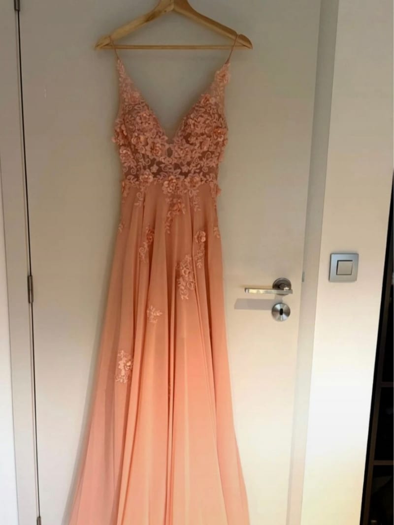 Alquilar Vestido de gala rosa palo con flores bordadas de Corizzi, talla XS, en Jointy
