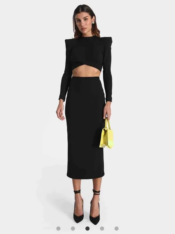 Alquilar Conjunto negro Fernando Claro | Crop top + falda midi, talla M, en Jointy