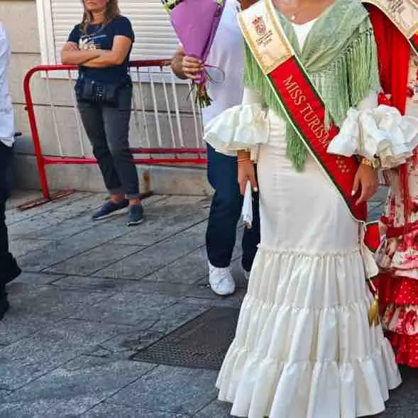Alquilar Vestido Flamenca de lunares blancos, talla XS, en Jointy