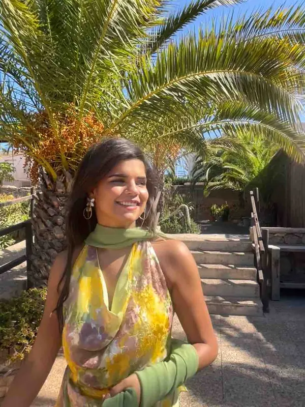 Alquilar Vestido amarillo de Claw The Label, talla M, en Jointy