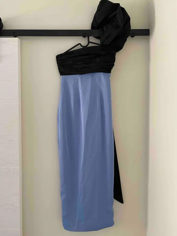 Alquilar Vestido asimétrico Alexandra Redondo Brand, talla S, en Jointy