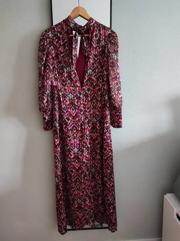 Alquilar Vestido midi cuello halter estampado floral de The Are, talla S, en Jointy