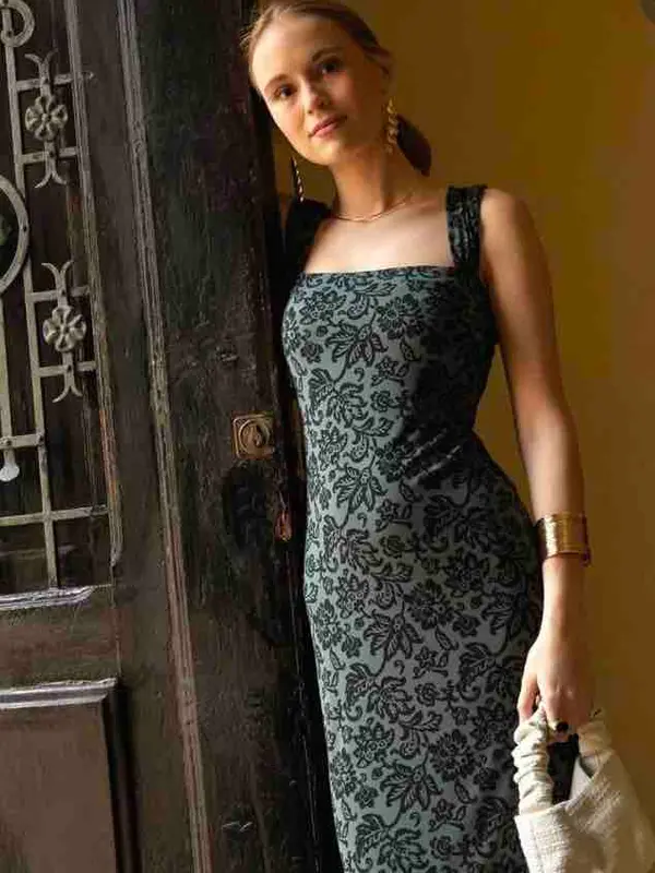 Alquilar Vestido midi verde oscuro recto elastico de The Are, talla M, en Jointy