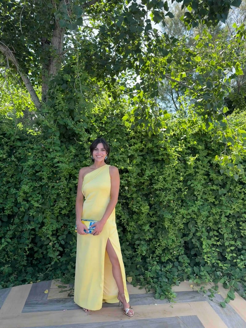 Alquilar Vestido largo amarillo de un hombro con abertura de Miphai - vestido de invitada para bodas, comunión, bautizo o graduación en Jointy