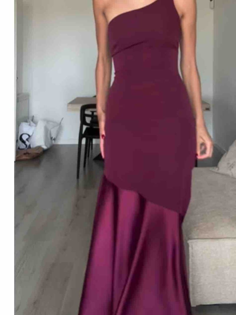 Alquilar Vestido largo burdeos de un hombro con bajo satinado de Miphai - vestido de invitada para bodas, comunión, bautizo o graduación en Jointy