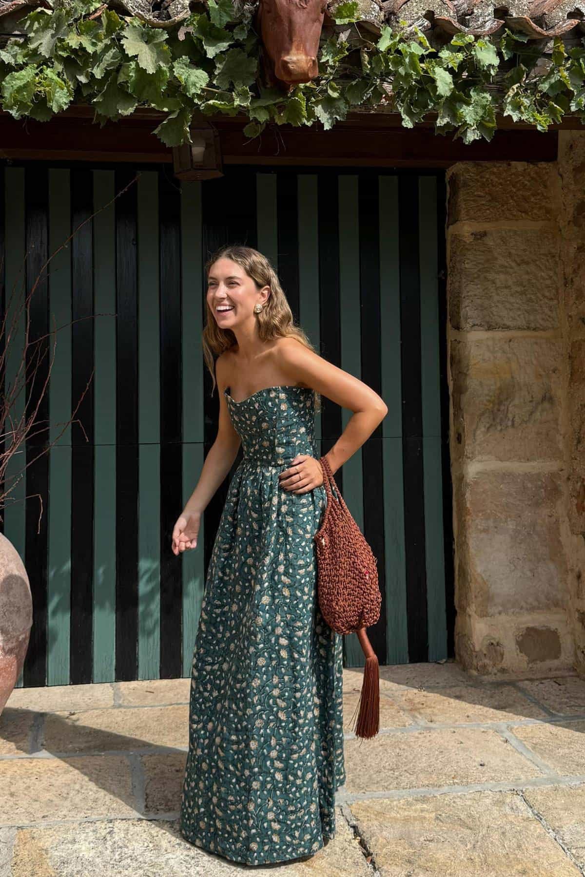 Modelo luciendo vestido de invitada de Monteblanco para alquilar en Jointy