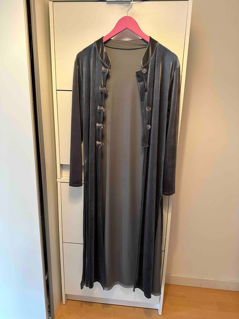 Abrigo largo de terciopelo gris con alamares - vestido de invitada para boda de invierno u otoño en Jointy