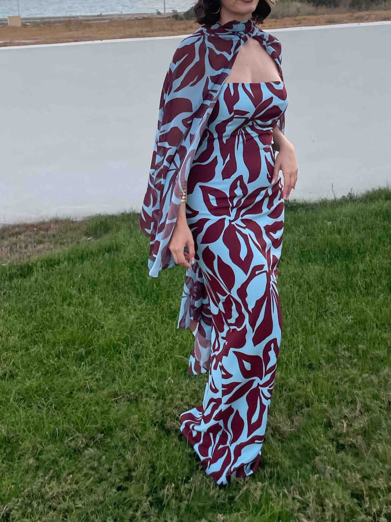 Vestido largo de Redondo Brand estampado en marrón chocolate y celeste con capa de georgette a juego al cuello, para invitada de boda en otoño