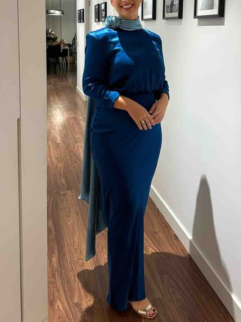 Alquilar Vestido largo azul de satén de manga larga con fular de Redondo Brand - vestido de invitada para boda de invierno u otoño en Jointy