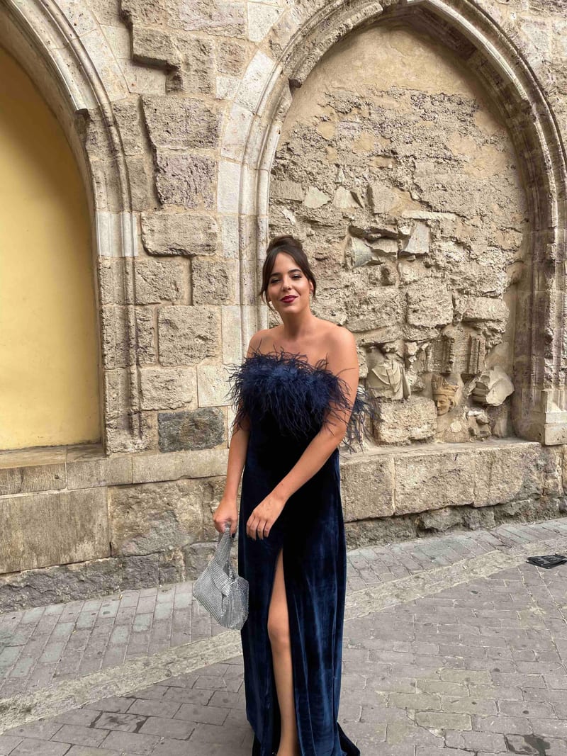 Vestido azul noche de terciopelo y plumas - vestido de invitada para boda de invierno u otoño en Jointy