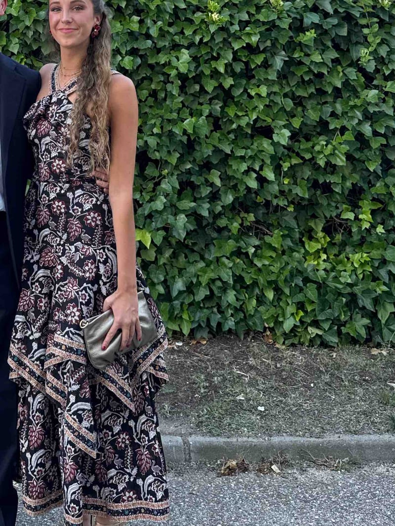 Alquilar Vestido largo negro de flores con volantes de Philippa 1970 en Jointy