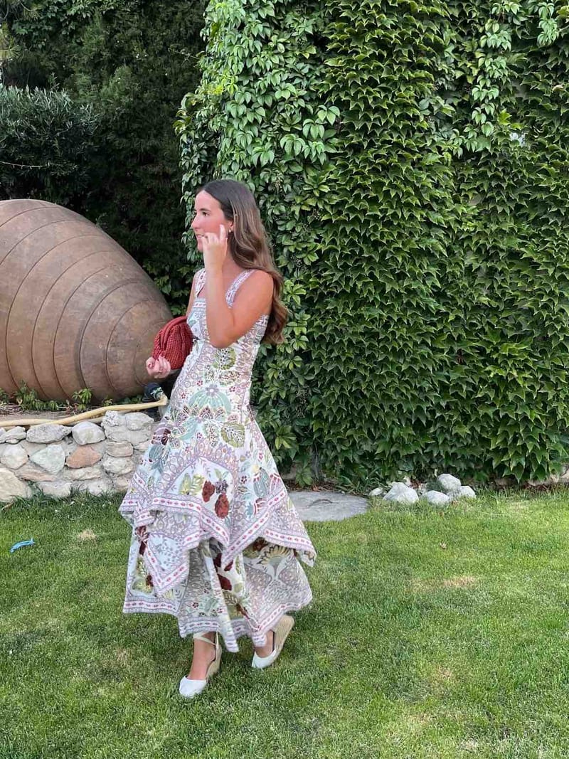Alquilar Vestido crudo estampado con falda de pañuelos de Philippa 1970 — vestido de invitada para bodas, comunión, bautizo o graduación en Jointy