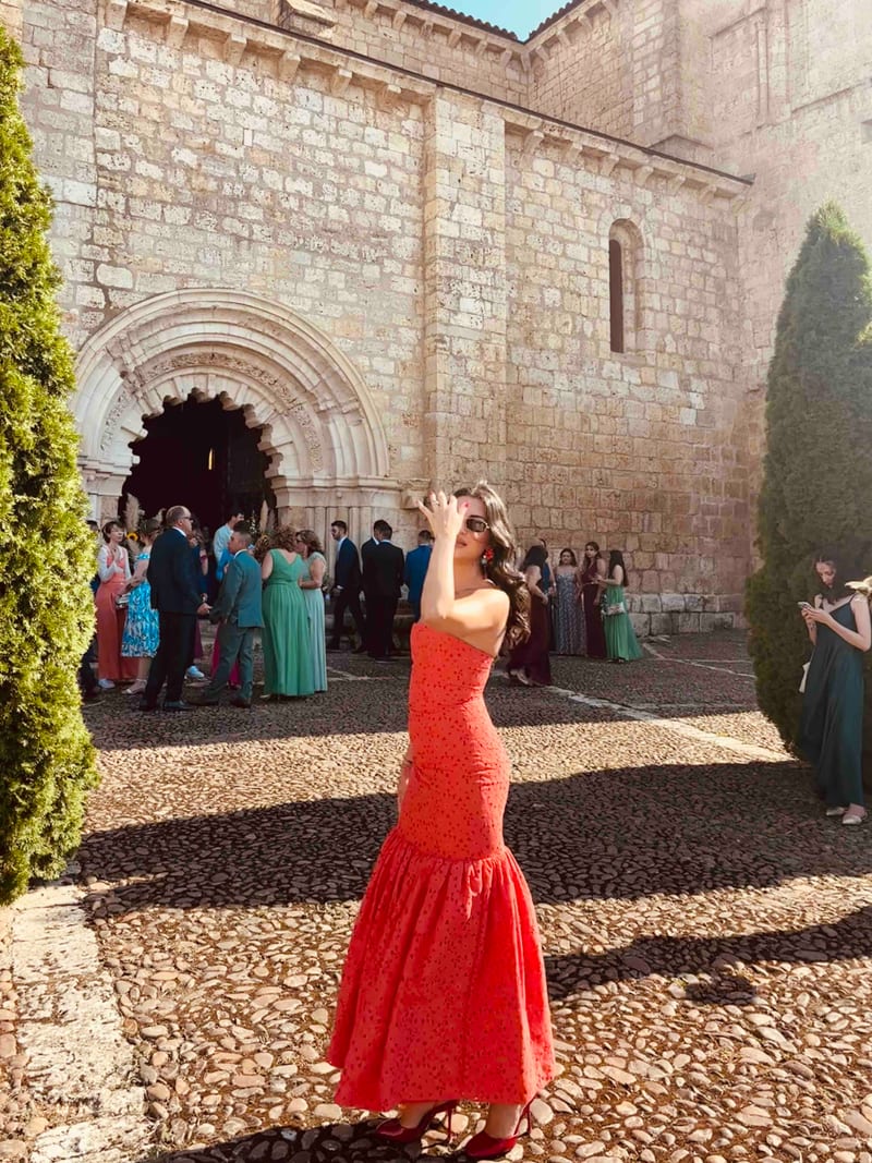Alquilar Vestido coral troquelado palabra de honor de Redondo Brand - vestido de invitada para bodas, comunión, bautizo o graduación en Jointy