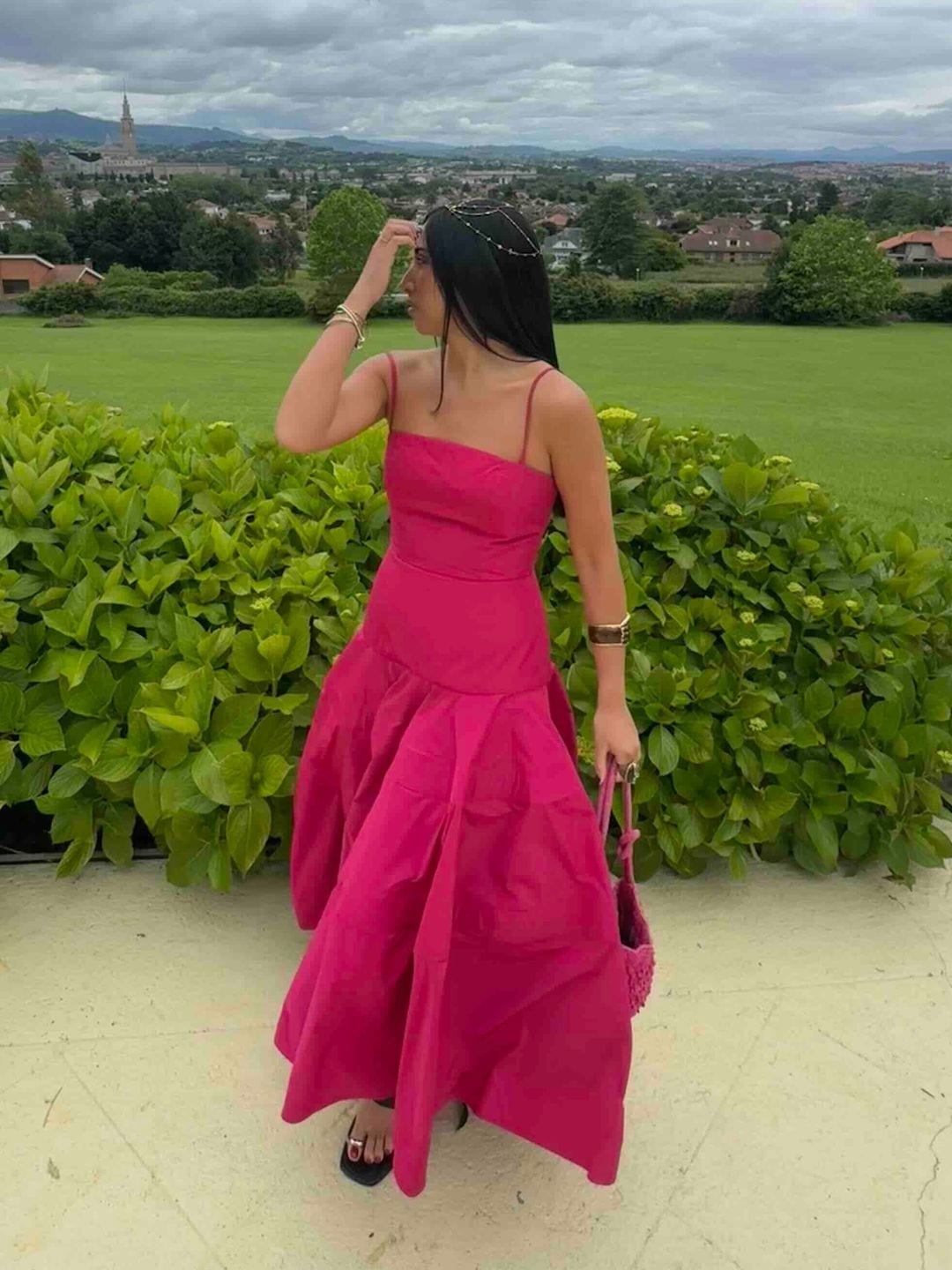 Alquilar Vestido largo fucsia con falda de volantes de Redondo Brand en Jointy