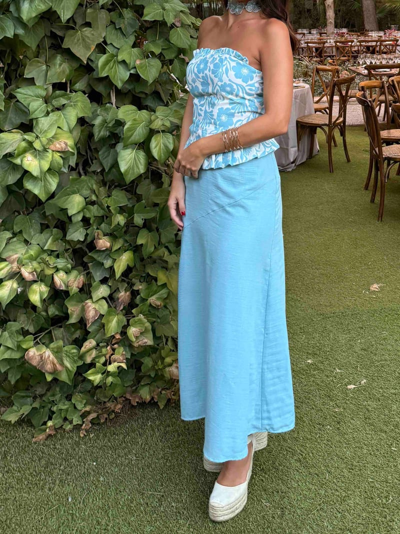 Alquilar Conjunto azul claro de top floral y falda lisa de The Are - vestido de invitada para bodas, comunión, bautizo o graduación en Jointy