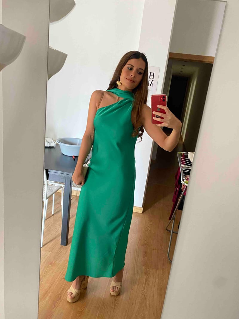 Alquilar Vestido verde esmeralda con lazo al cuello de The Are - vestido de invitada para bodas, comunión, bautizo o graduación en Jointy
